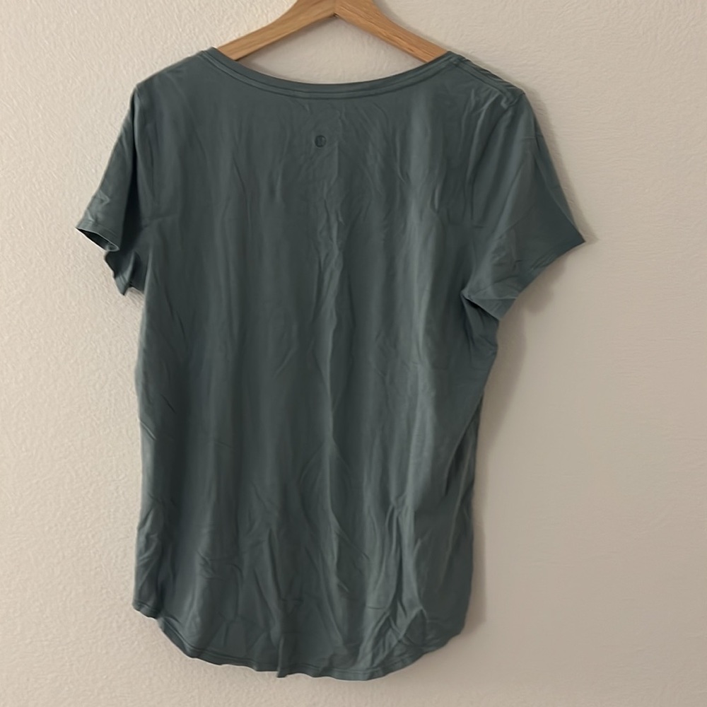 Lululemon tee - Picture 2 of 2